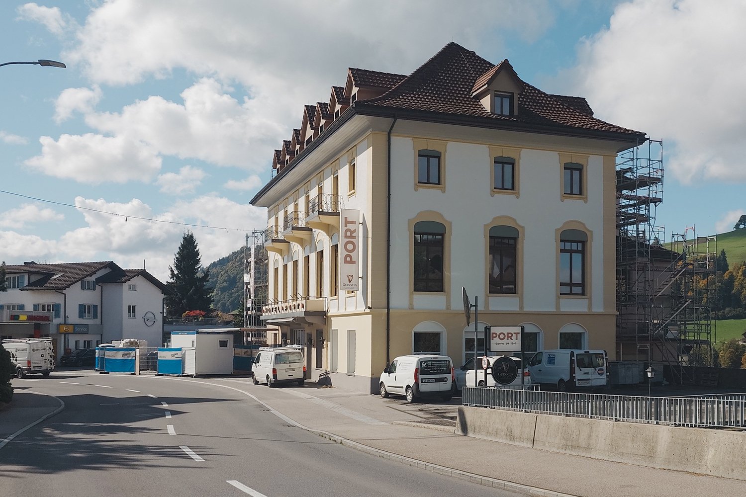 An- und Umbau Hotel Port, Dorf