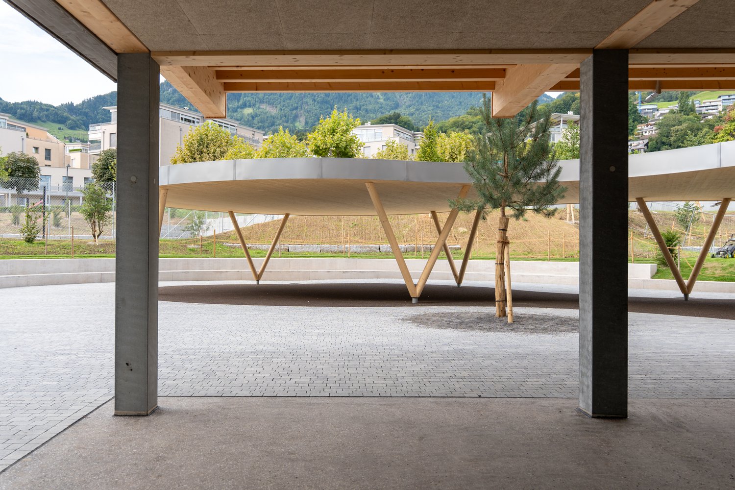 Neugestaltete Umgebung Schulhaus Matt in Hergiswil