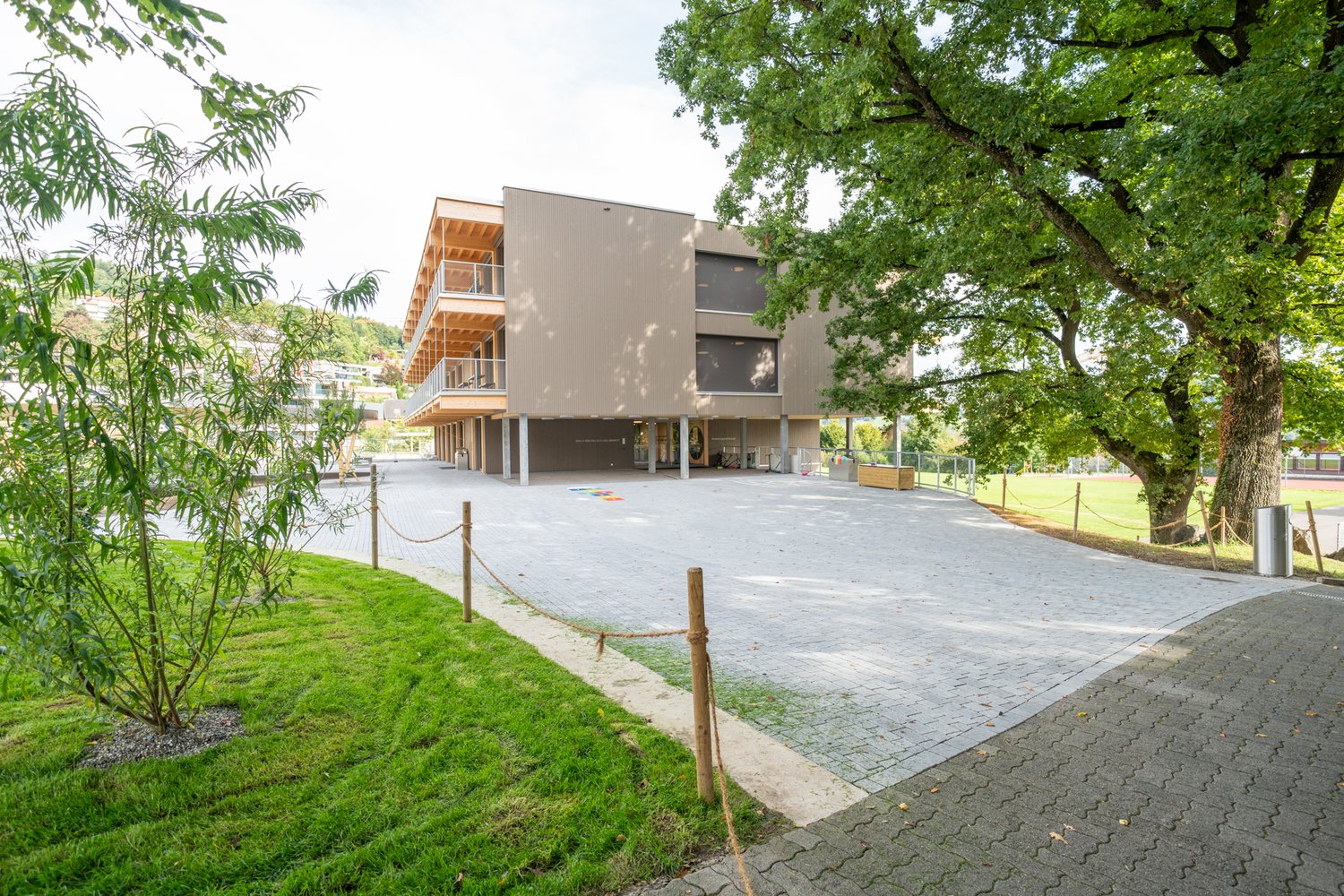 Neugestaltete Umgebung Schulhaus Matt in Hergiswil