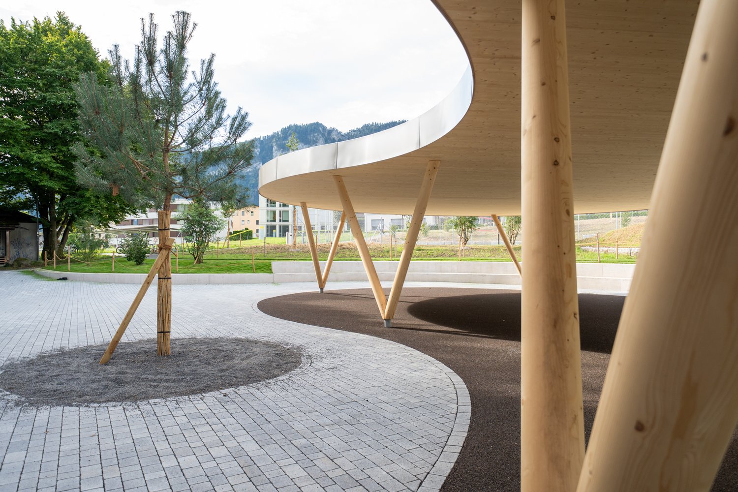 Neugestaltete Umgebung Schulhaus Matt in Hergiswil