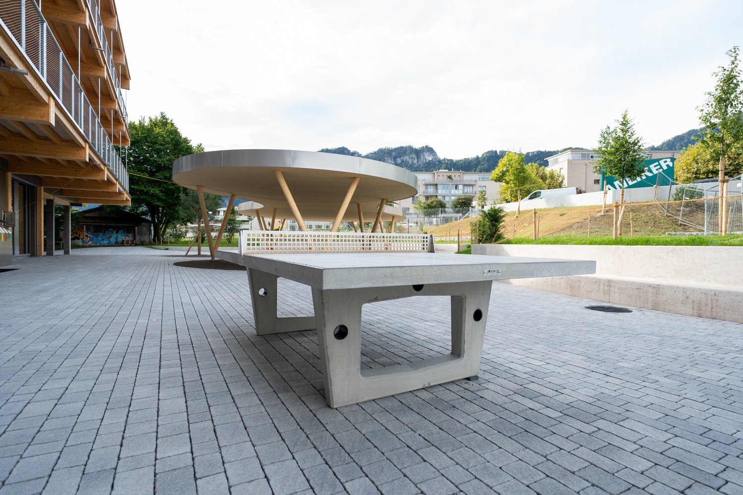 Neugestaltete Umgebung Schulhaus Matt in Hergiswil