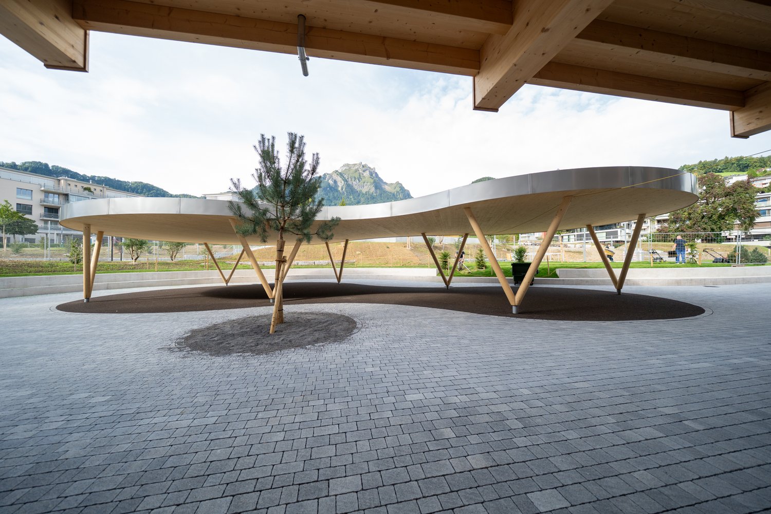 Neugestaltete Umgebung Schulhaus Matt in Hergiswil