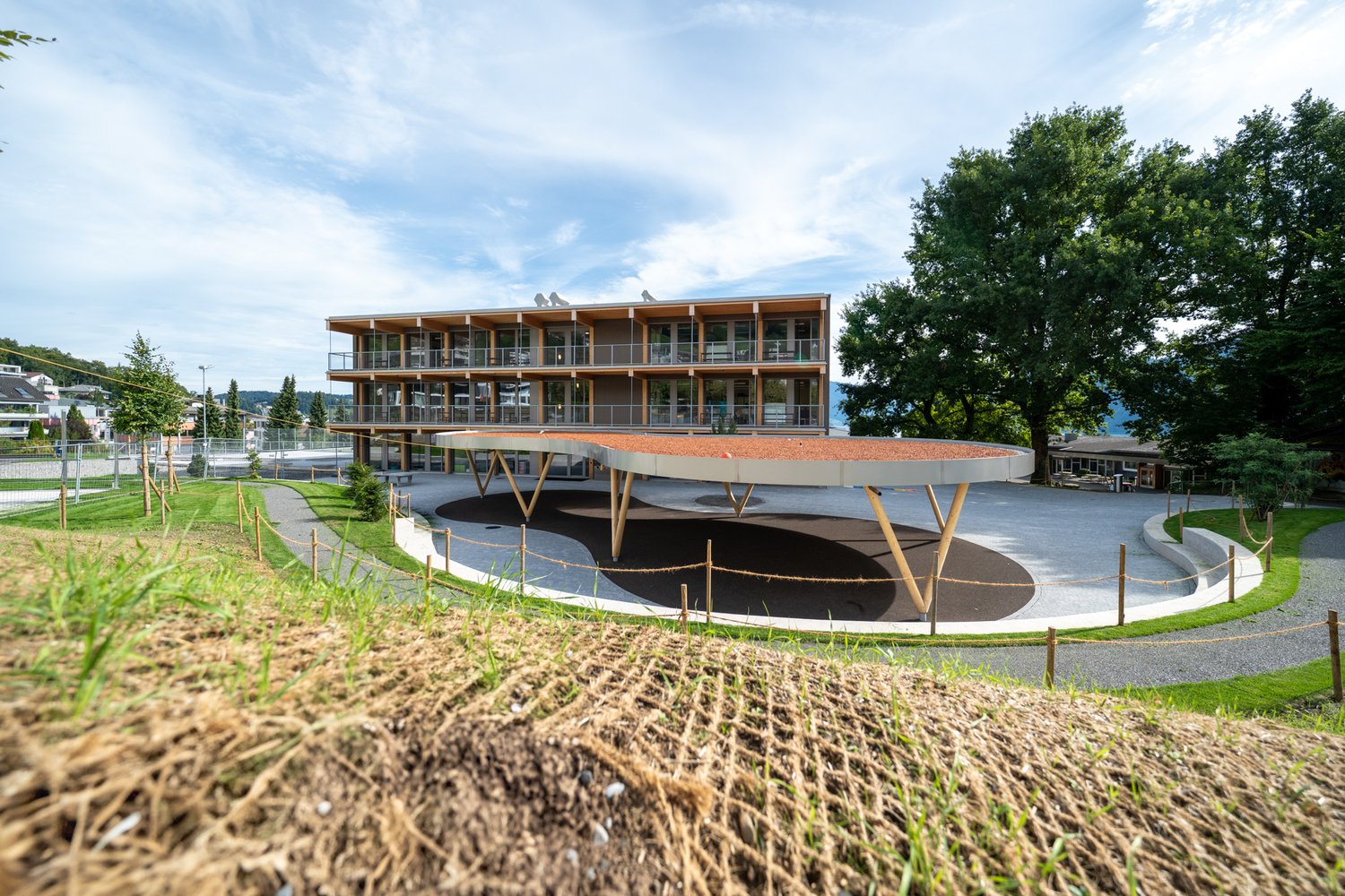 Neugestaltete Umgebung Schulhaus Matt in Hergiswil