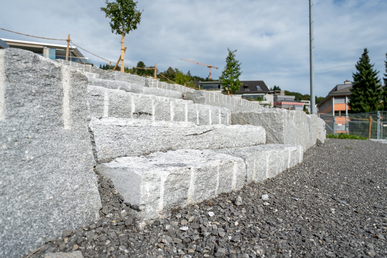 Neugestaltete Umgebung Schulhaus Matt in Hergiswil