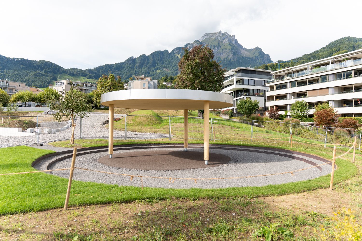Neugestaltete Umgebung Schulhaus Matt in Hergiswil