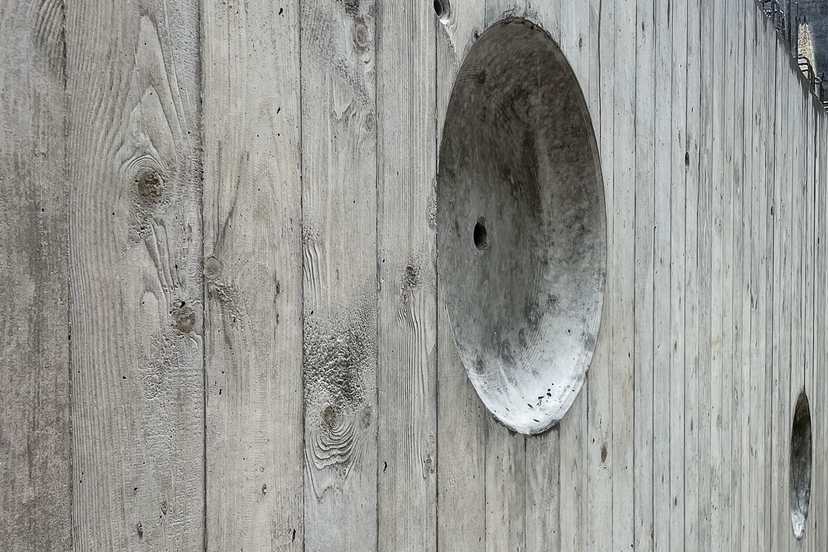 Betonwand mit den kreisförmigen Aussparrungen