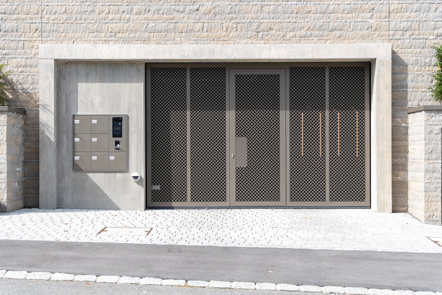 Einfahrt Einstellhalle des MFH an der Riedmattstrasse
