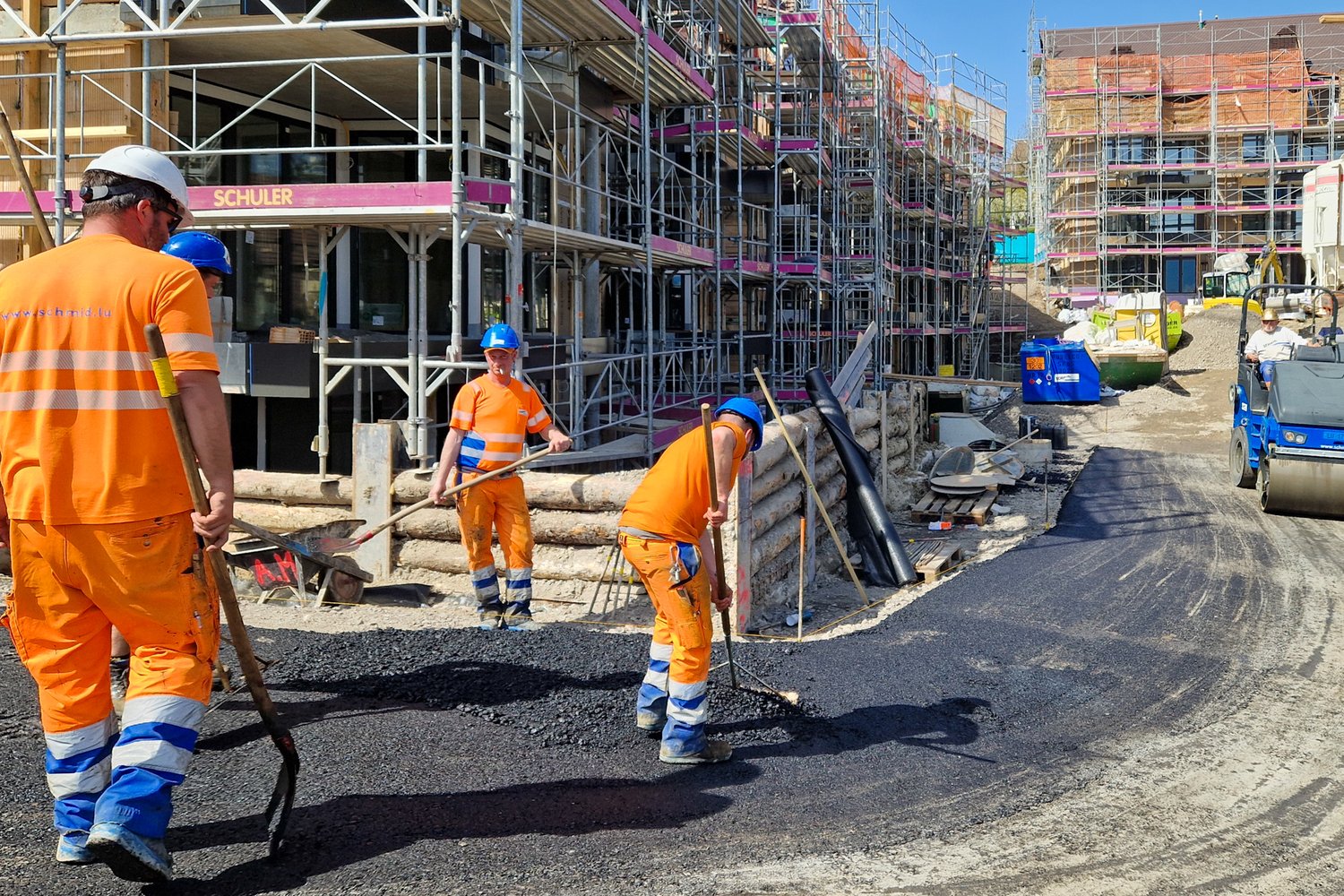 Belagsarbeiten bei der Überbauung Hirzel