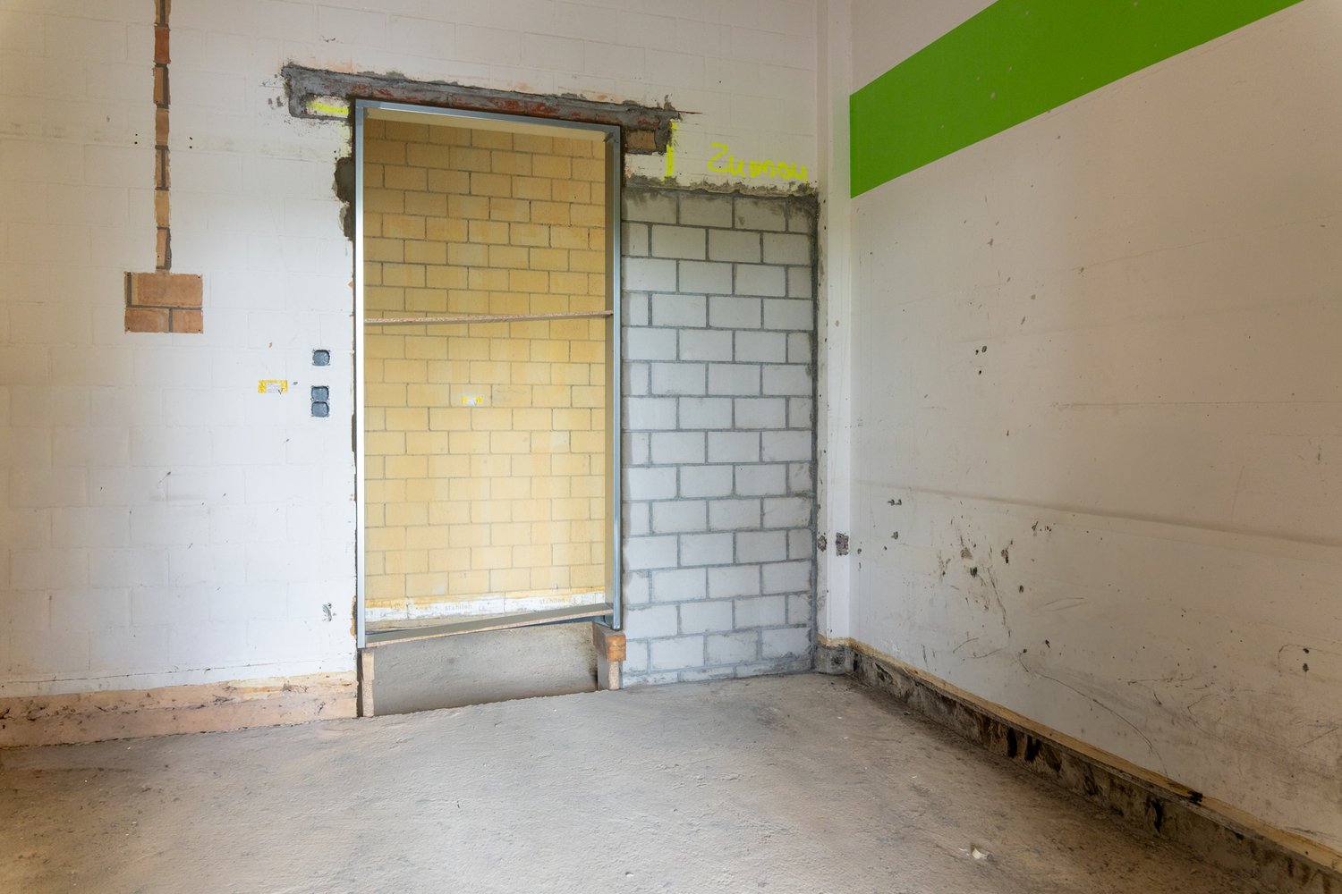Innenraum mit einer zugemauerter Tür
