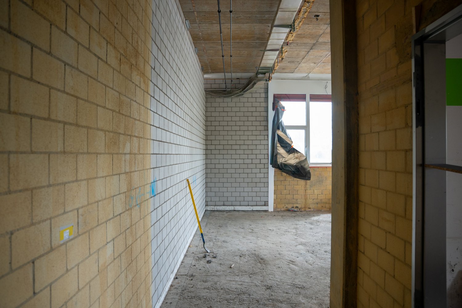 Innenraum mit der neuen Mauer aus Kalksandstein