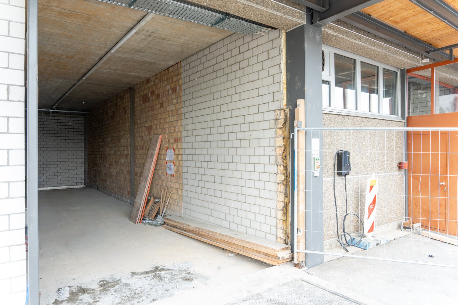 Neue Mauer aus Kalksandstein