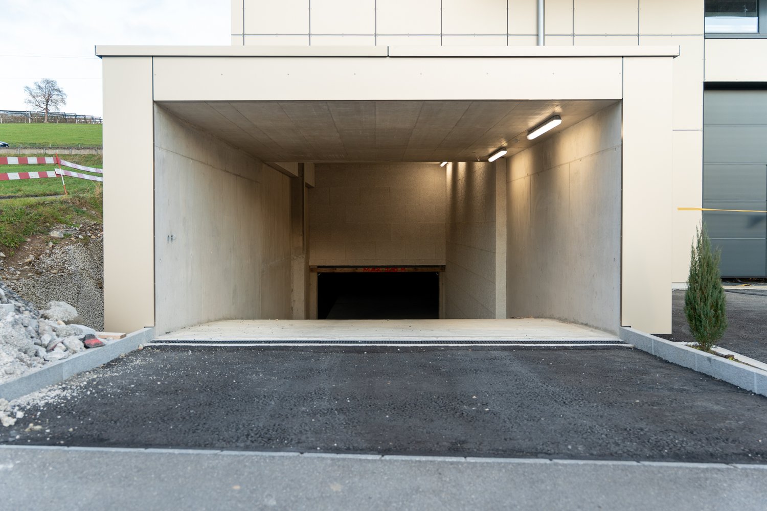 Einstellhalleneinfahrt Gewerbepark Suter in Hochdorf