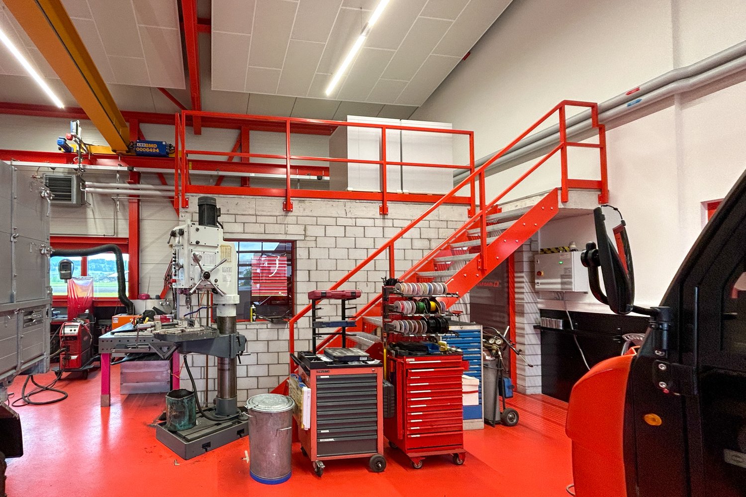 Innenraum der neuen Werkstatt von Agromont in Hünenberg
