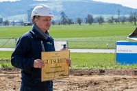 Beat Jaeggi praesentiert das Geschenk für den Bauherren Agromont AG