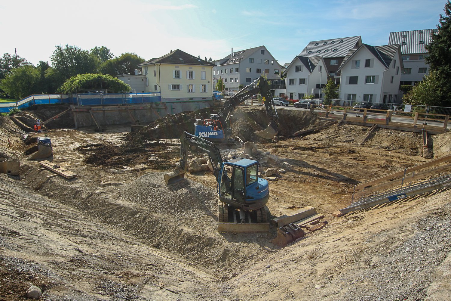 Baugrube  mit zwei Bagger die am arbeiten sind