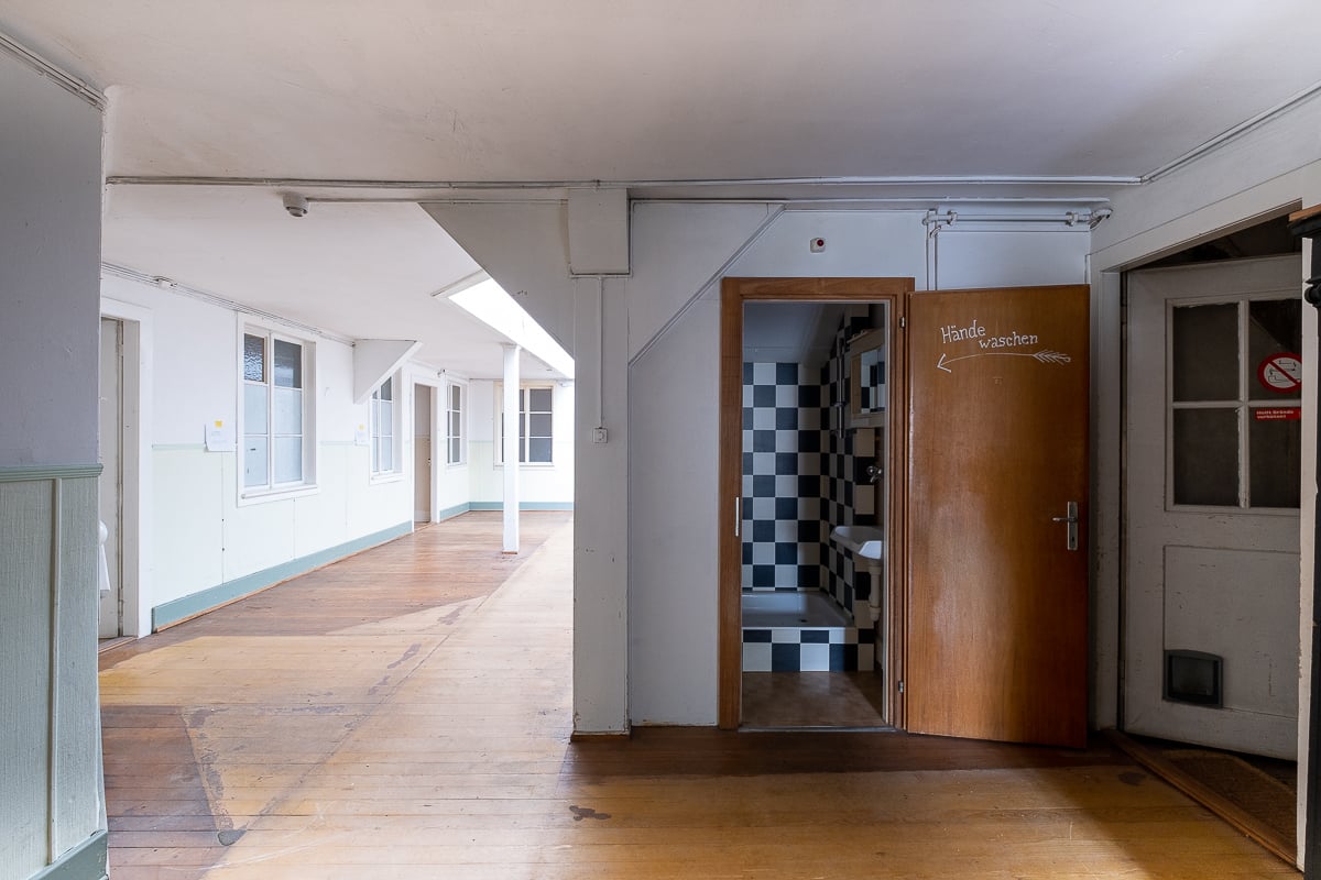 Gang mit Blick in die Dusche der Alten Ziegelei Kriens
