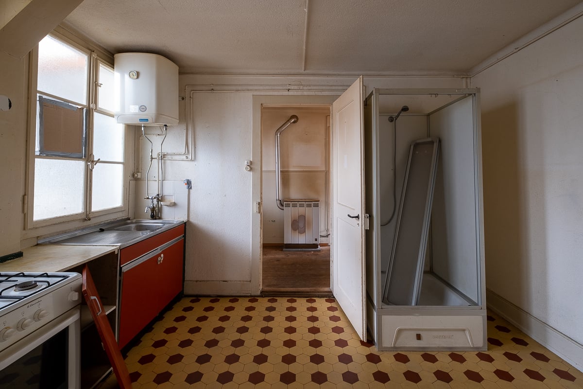 Küche mit Dusche in der Alten Zieglei in Kriens