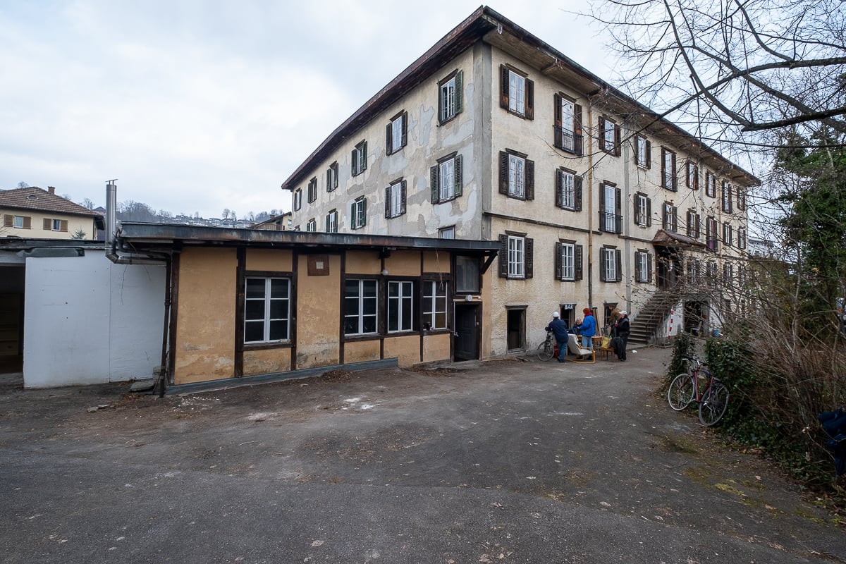 Aussenansicht mit dem Anbau der Alten Ziegelei Kriens