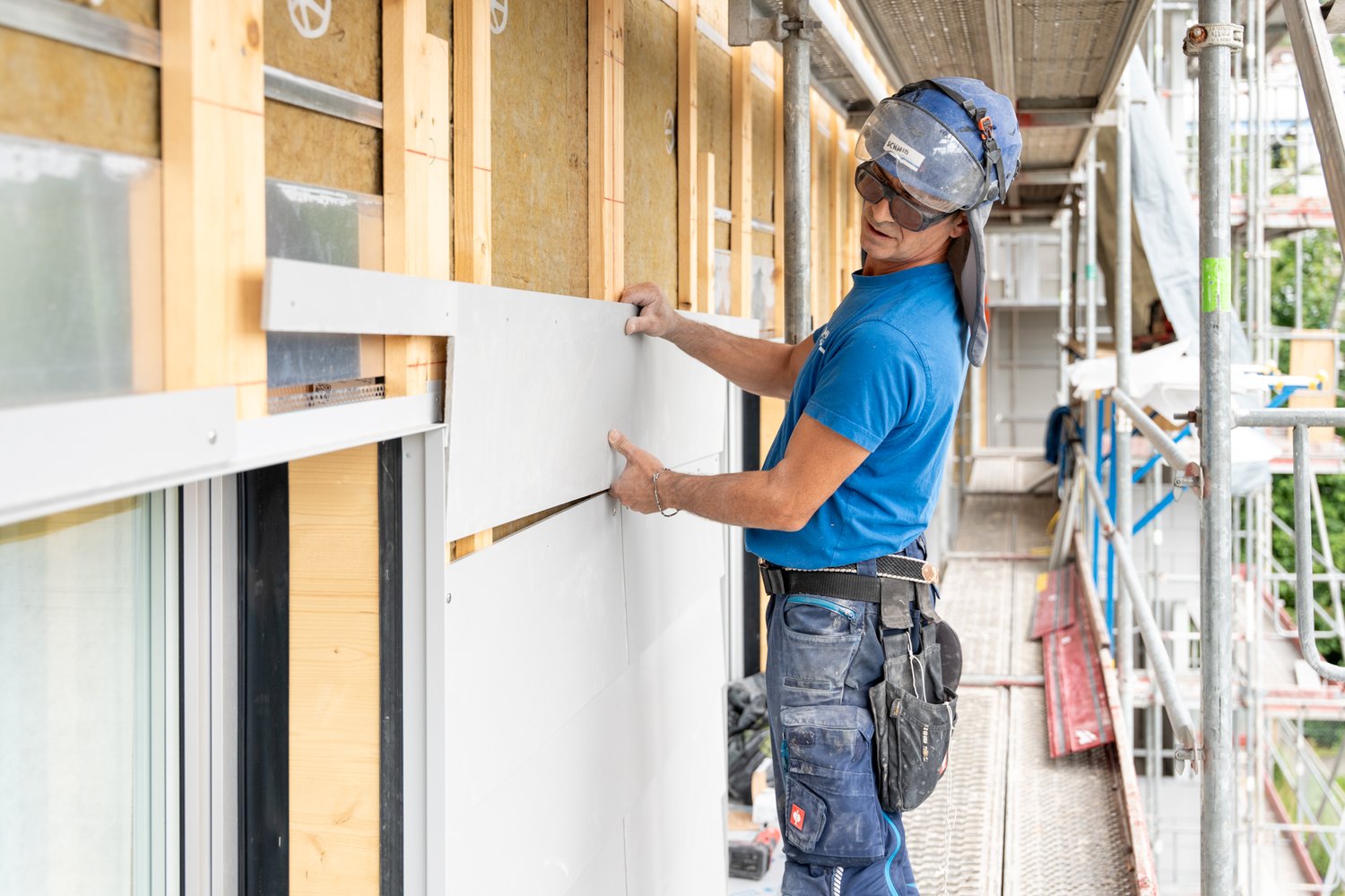 Fassadenbauer bei der Montage von Platten