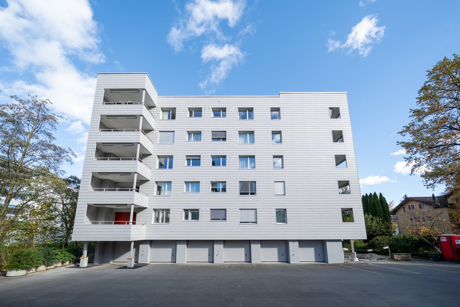 sanierte Fassade des MFH im Gärtnerweg in Kriens