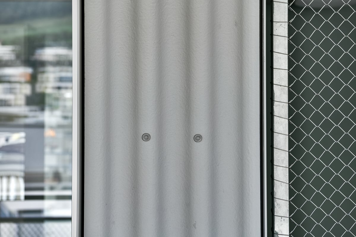 Befestigung der Welleternitfassade, Abschluss Fenter und Gitter