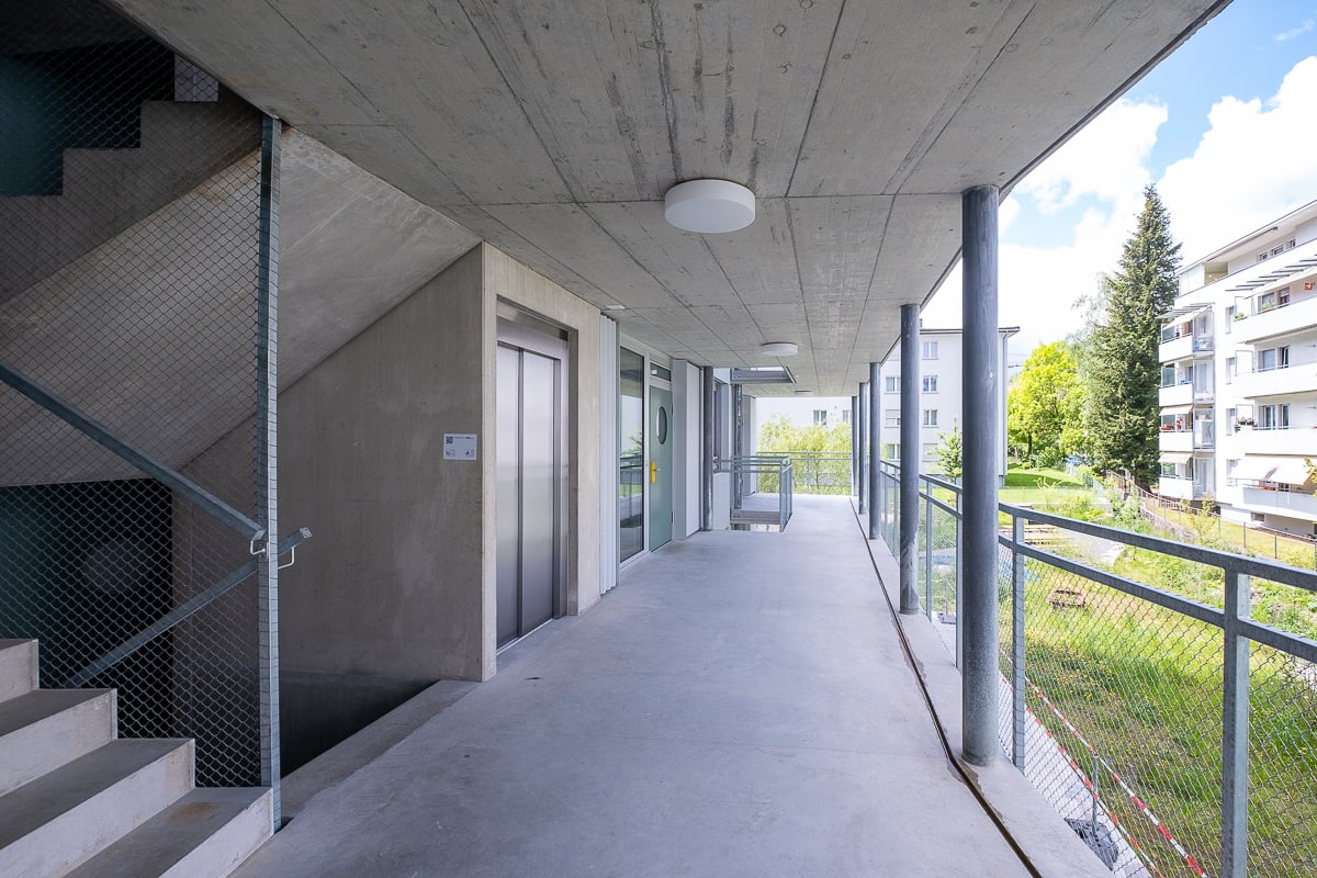Blick auf den Zugang zu den Wohnungen mit Treppenhaus