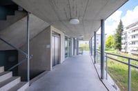 Blick auf den Zugang zu den Wohnungen mit Treppenhaus