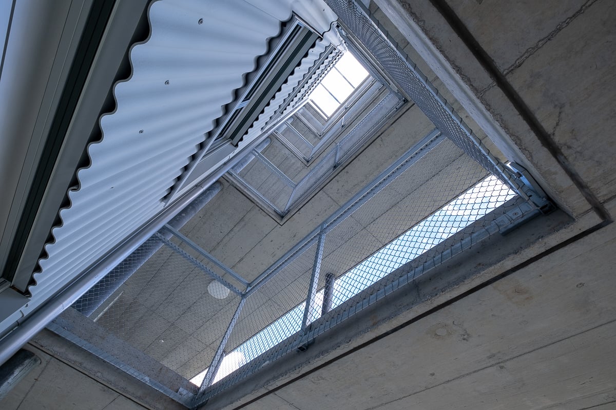 Blick hoch ins offene Treppenhaus