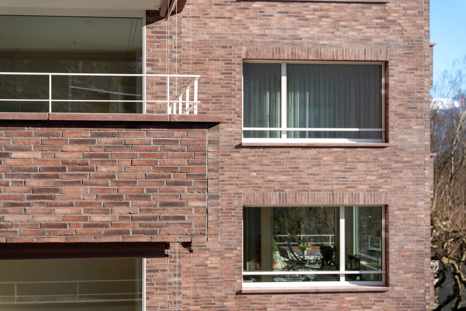 Blick auf die Fassade und den Balkon