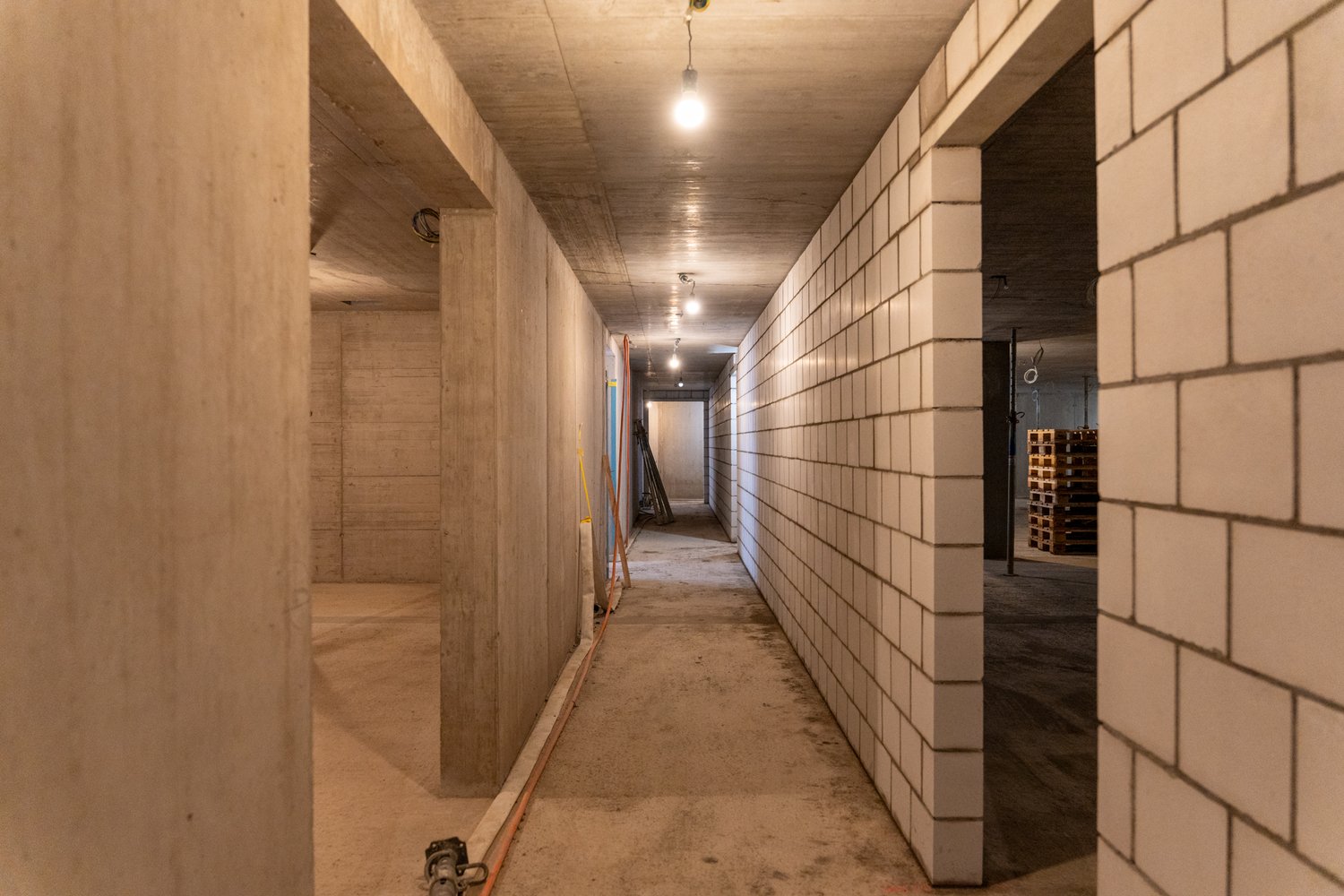 Untergeschoss mit Sichtbeton und Kalksandsteinmauerwerk