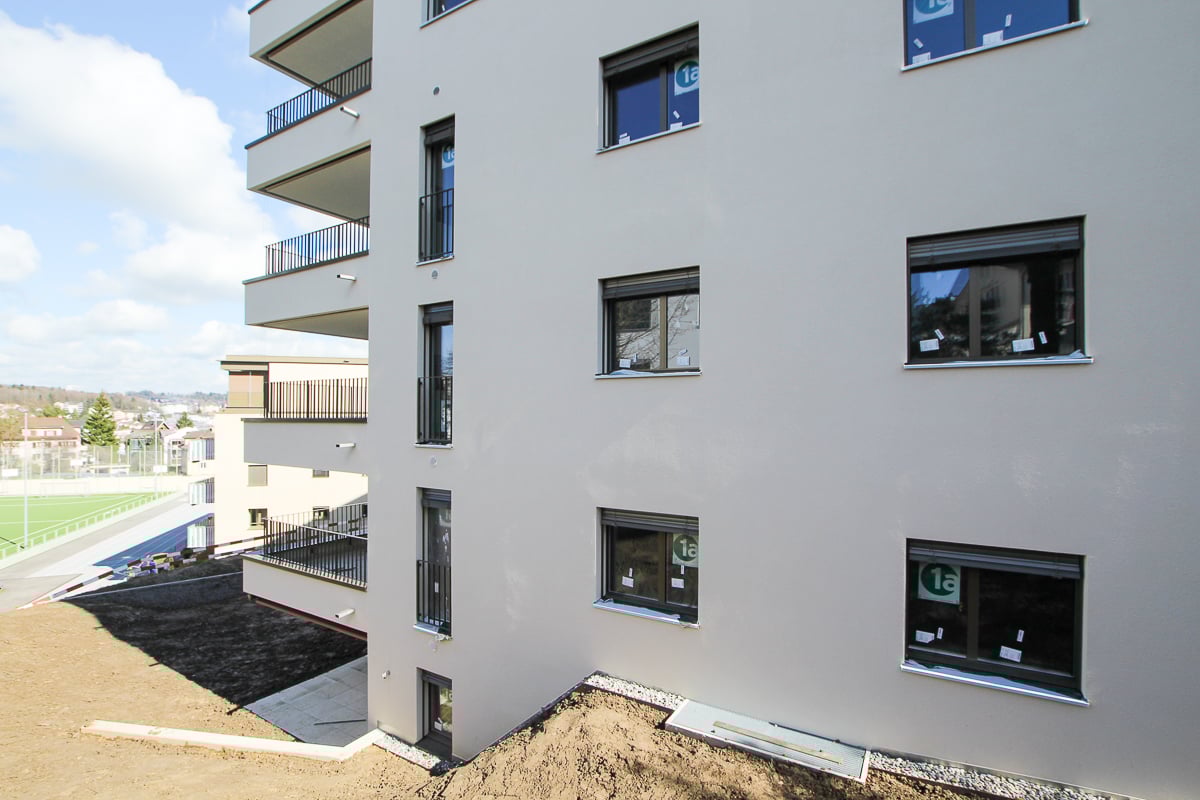 Blick auf die Fassade und die Balkone