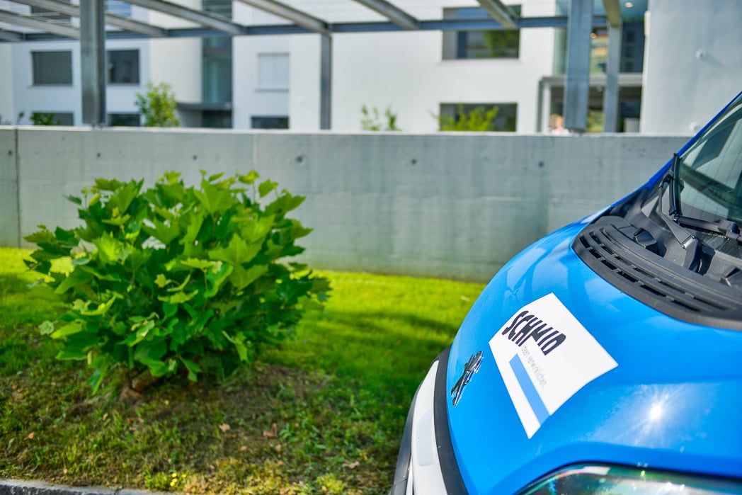 Fahrzeug des Schmid Gartenbau-Teams im Einsatz