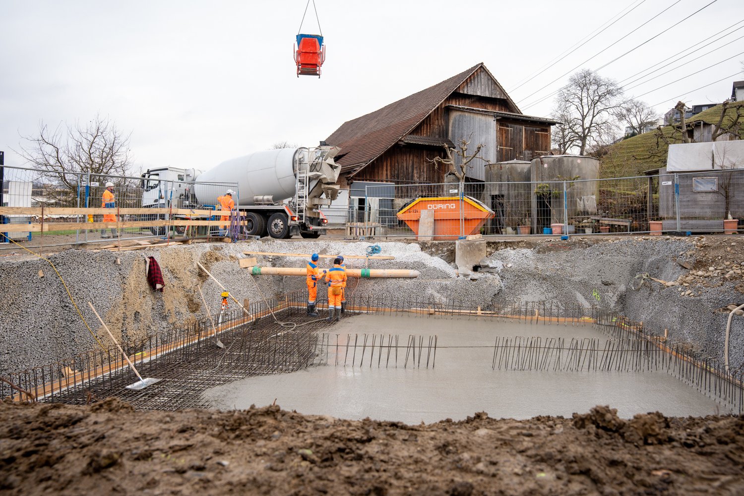 Betonieren der Bodenplatte für ein Einfamilienhaus