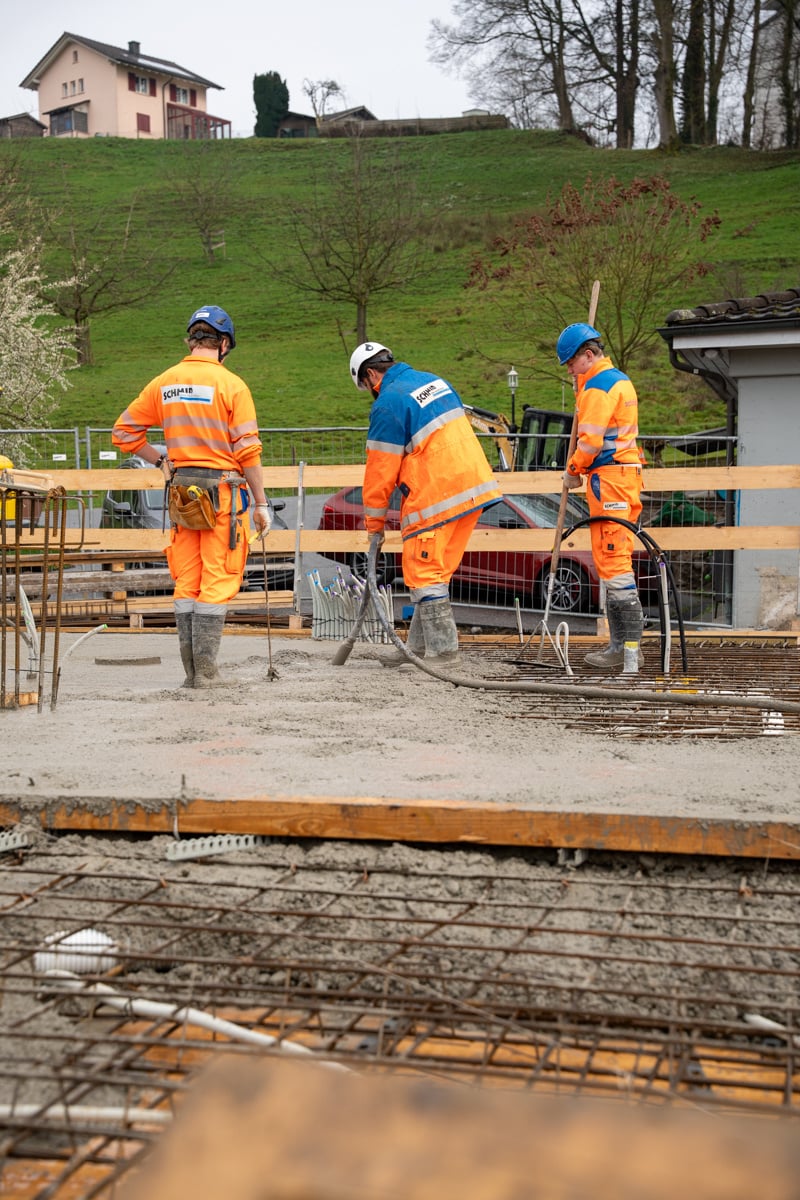Bauarbeiter am betonieren der Decke für das Untergeschoss