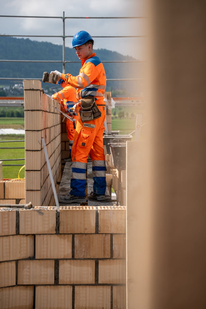 Lernender Maurer bei der Arbeit