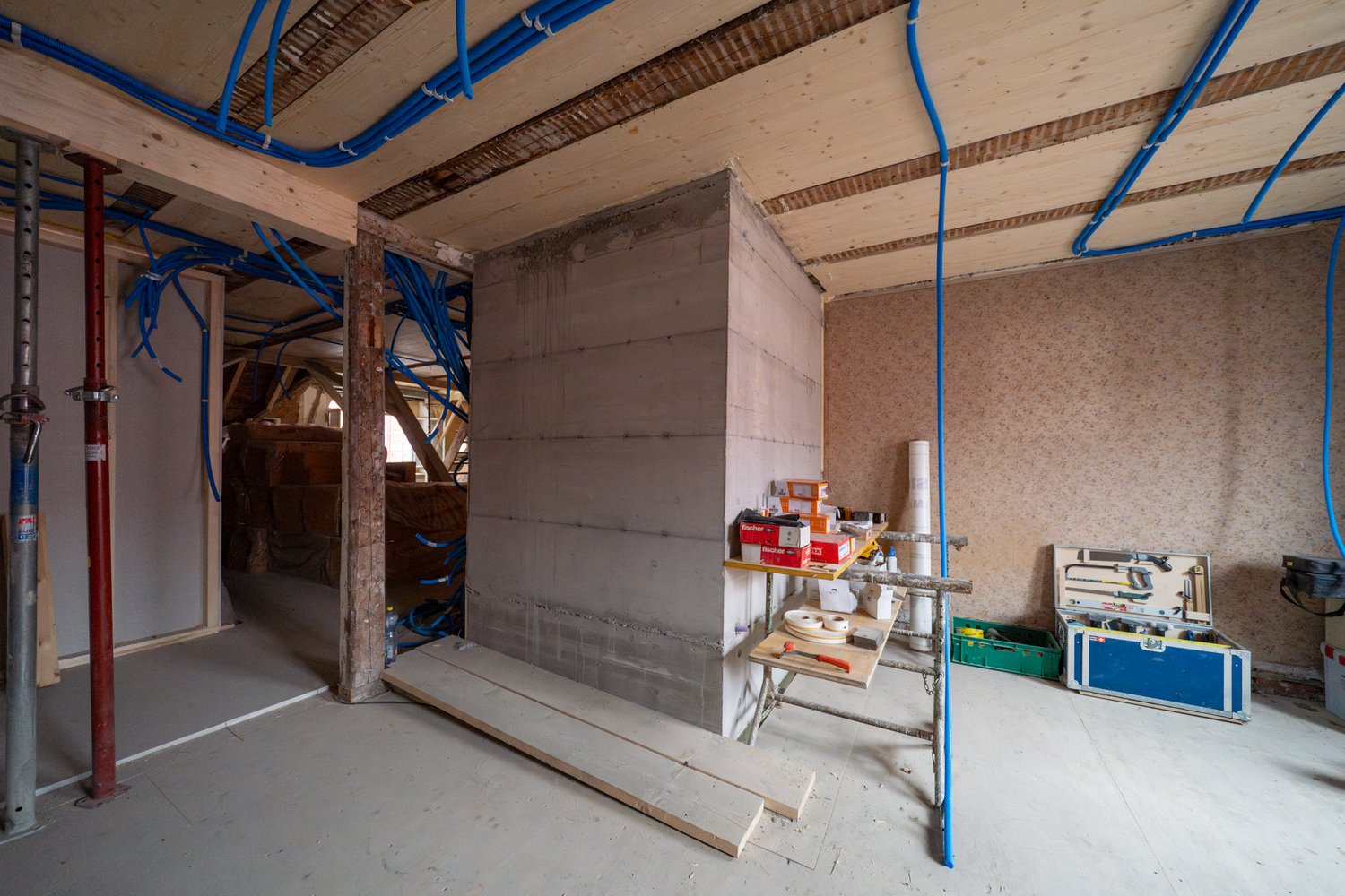 Rohbau des Innenraums mit dem Liftschacht