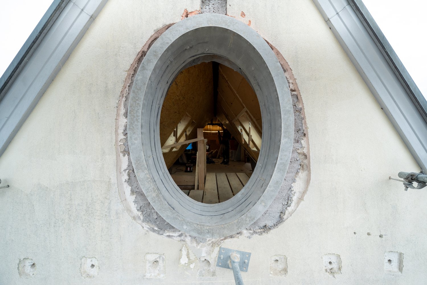 Rundes Fenster im Dachgiebel
