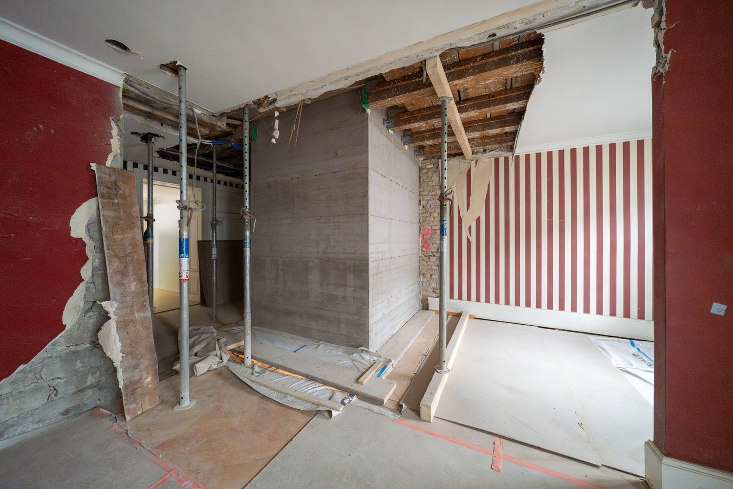 Innenraum mit dem neuen Liftschaft im Rohbau