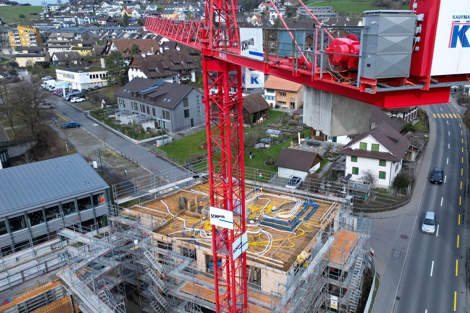 Drohnenaufnahme des Rohbaus des MFH in Mettmenstetten an der Albisstrasse