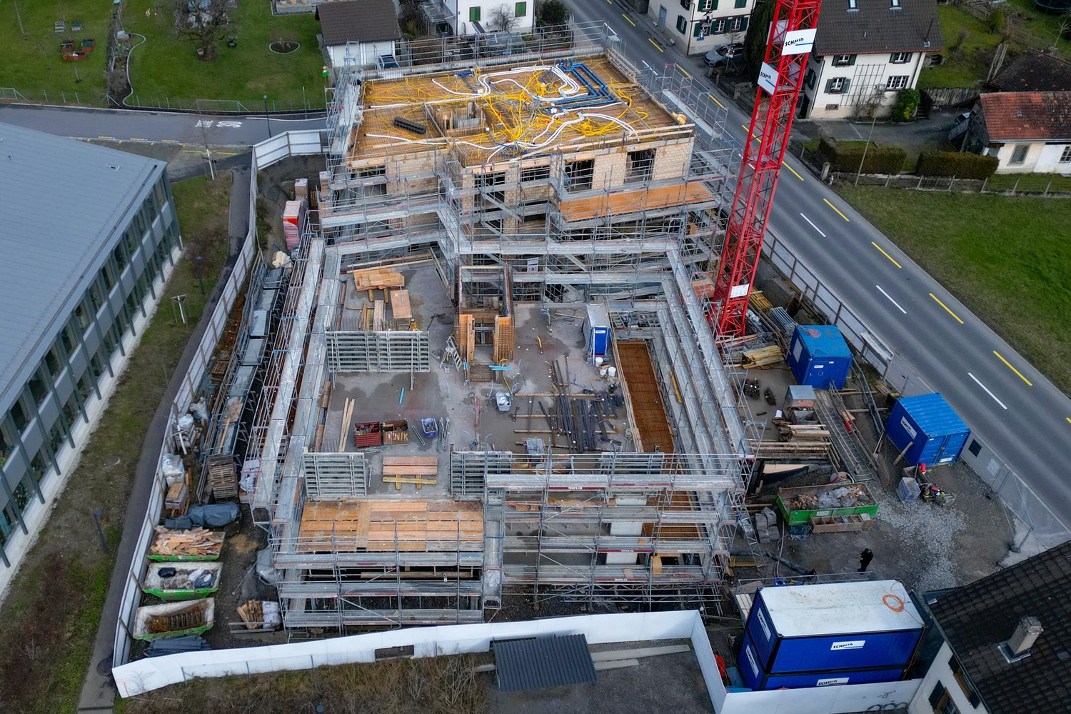 Drohnenaufnahme des Rohbaus des MFH in Mettmenstetten an der Albisstrasse