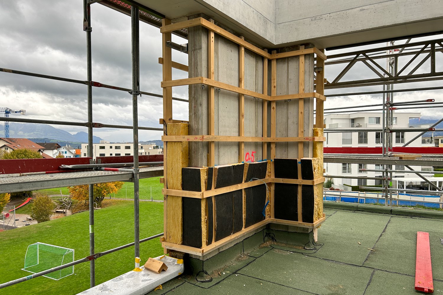 Unterkonstruktion der hinterlüfteten Fassade bei der Überbauung Rütipark in Rain