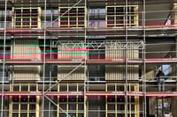 Unterkonstruktion der hinterlüfteten Fassade bei der Überbauung Rütipark in Rain