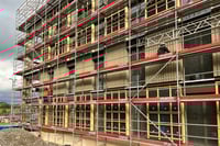Unterkonstruktion der hinterlüfteten Fassade bei der Überbauung Rütipark in Rain