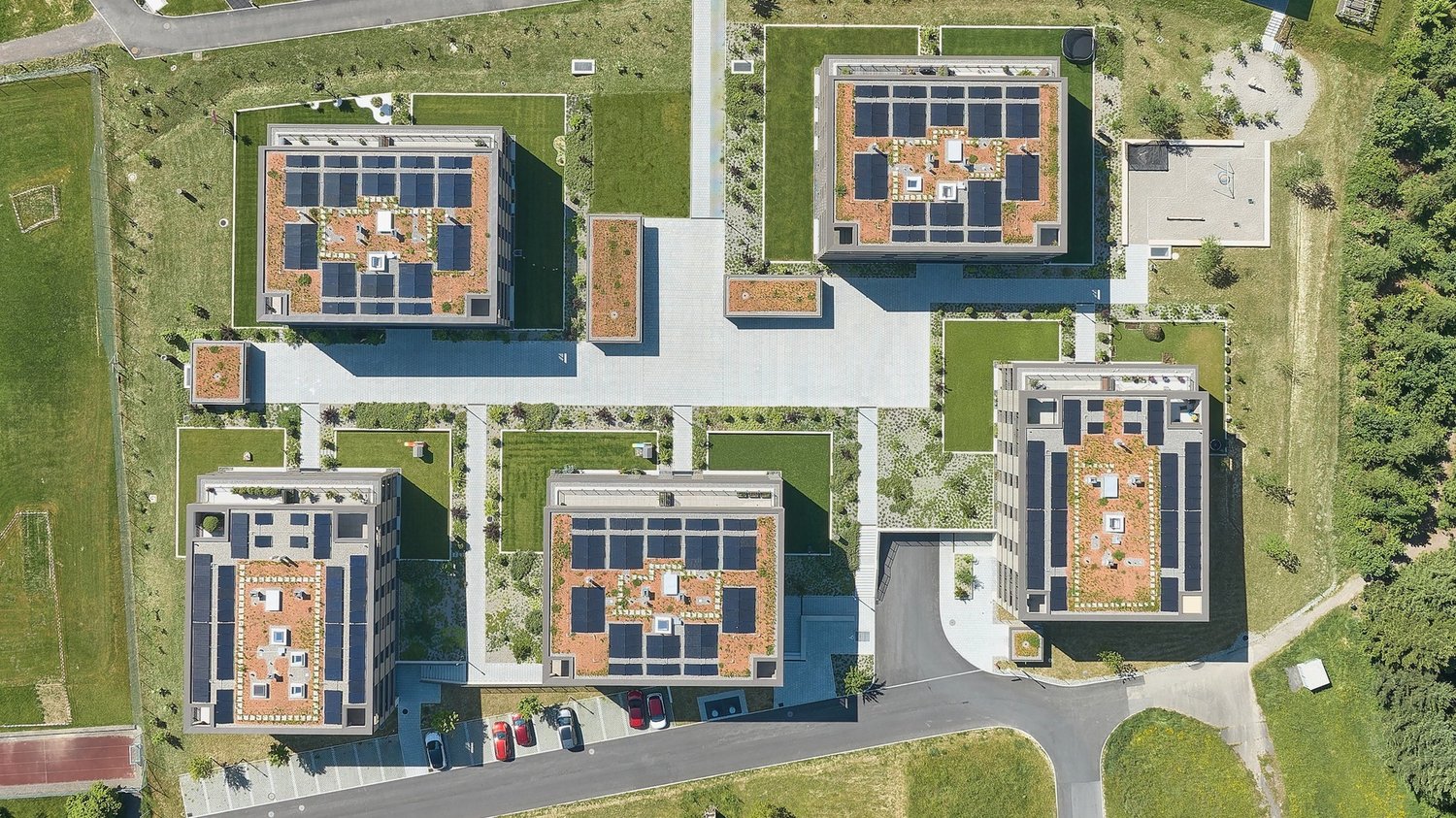 Luftaufnahme der Wohnüberbauung Rüitpark in Rain - Solaranlage auf dem Dach