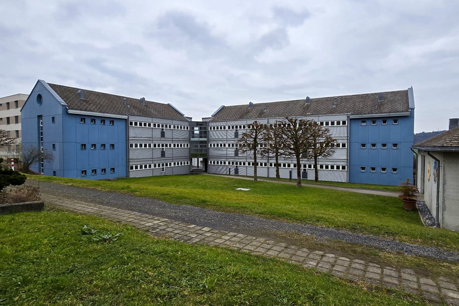 Fassade des MFH Klausfeld in Root