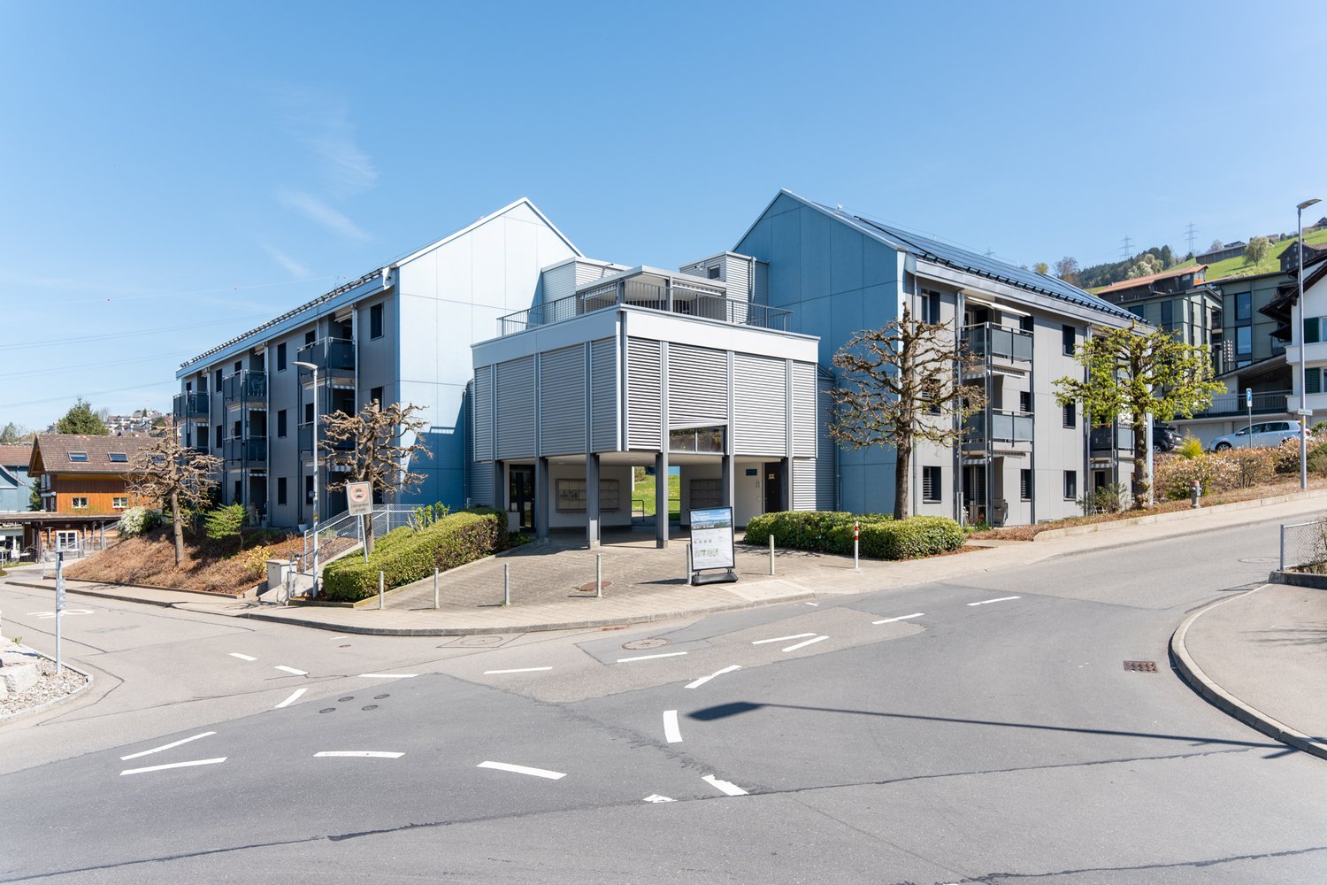 Blick auf die sanierten MFH in Root