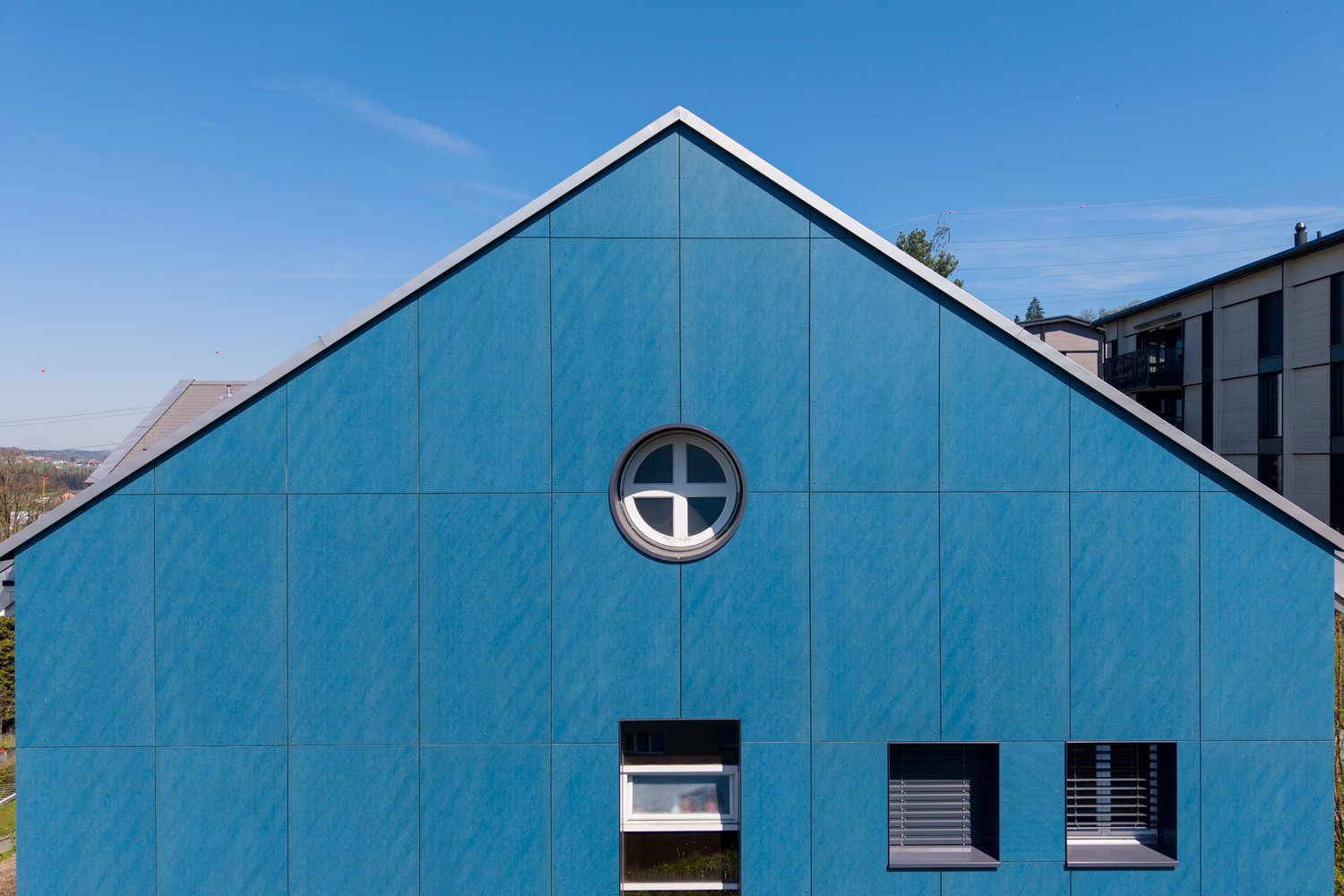 Blick auf die Fassade mit dem runden Fenster