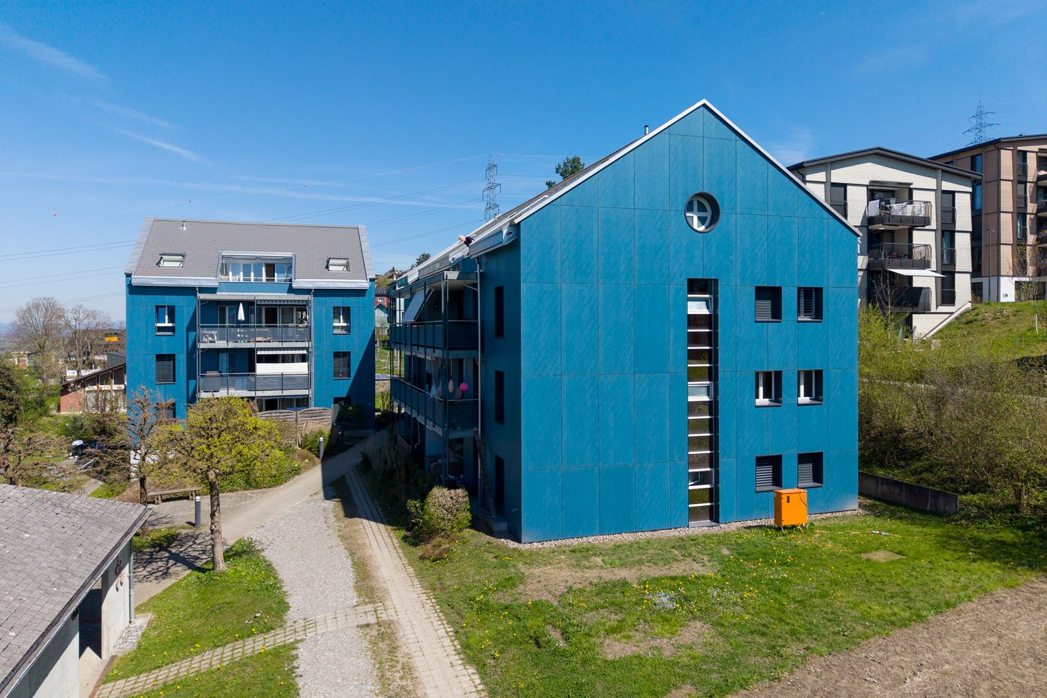 Sanierte Fassade der MFH im Klausfeld in Root