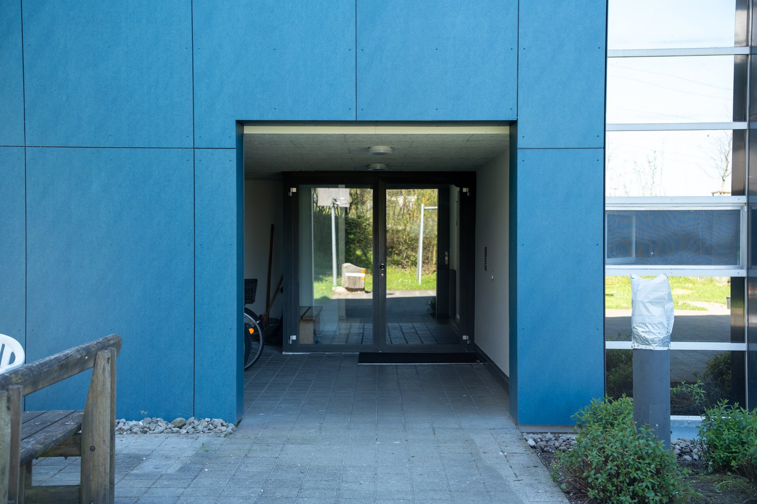 Eingang der sanierten Fassade