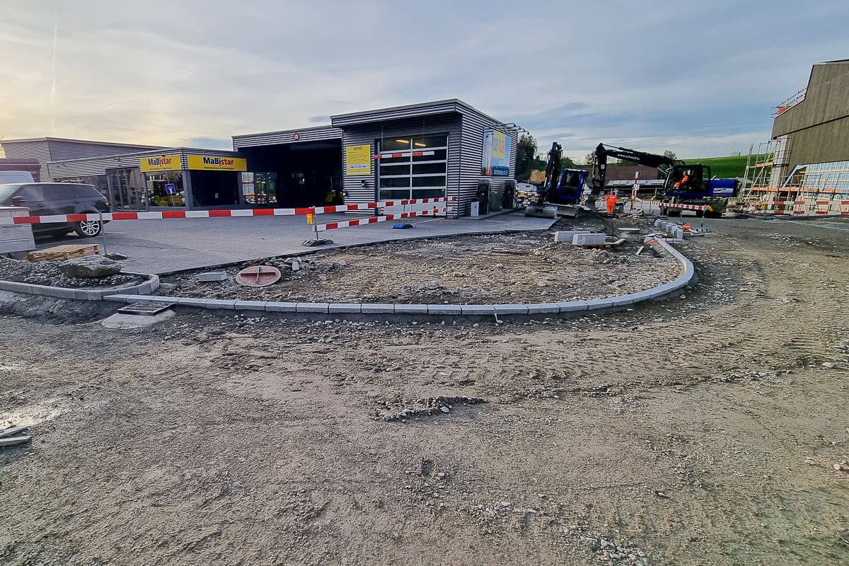 Belagsarbeiten und Randabschluss Oberfeldstrasse Root